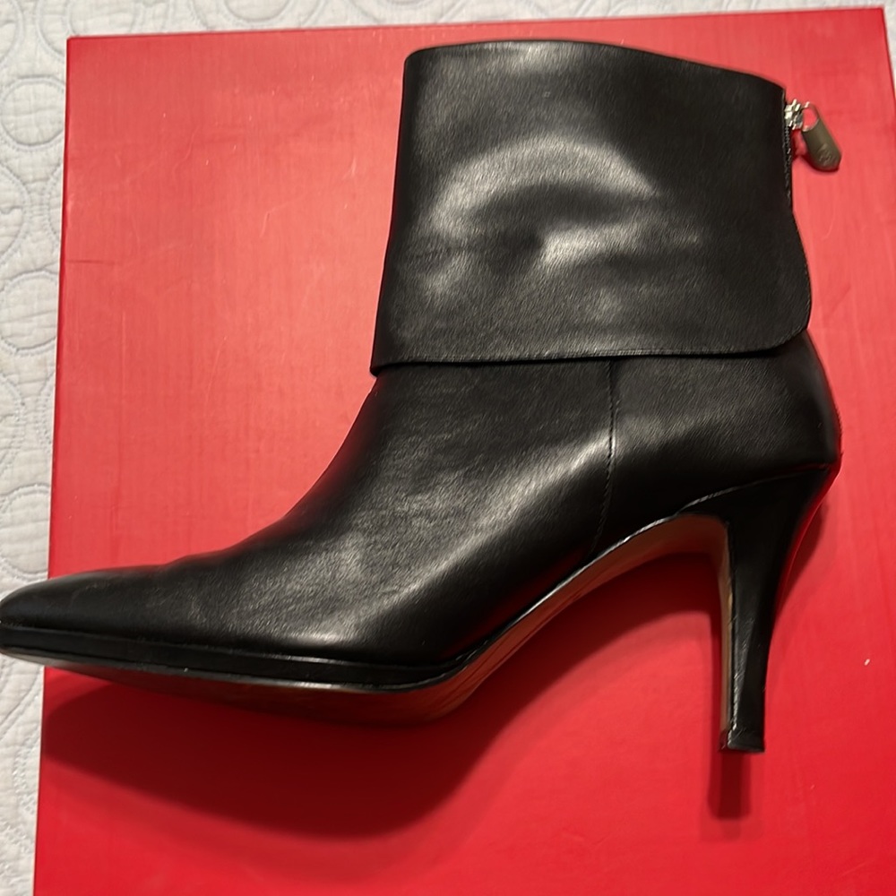 Adrienne Vittadini Jael Folded Ankle Boot 8M